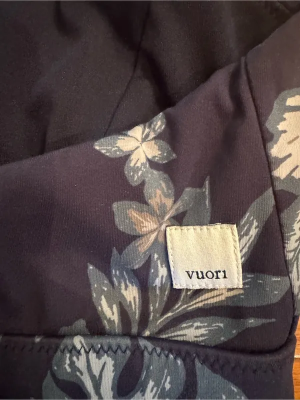 Vuori Oasis Bra in Ink Maui Tropical Floral Print EUC Size Small/Medium - Image 4