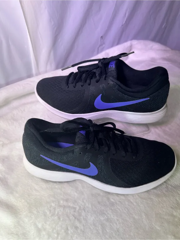 Nike Black Athletic Trainers with Purple Swoosh - Image 2