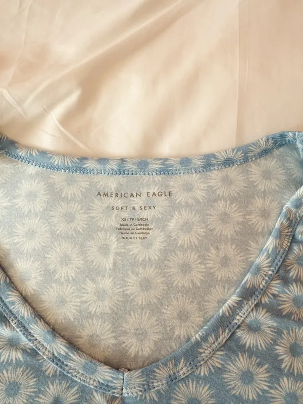 American Eagle Soft & Sexy Blue Floral V-Neck T-Shirt Size XS - Image 3