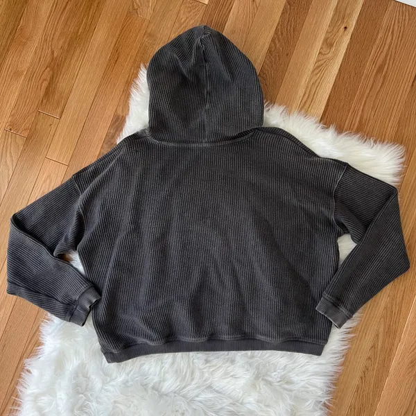 Charcoal Ribbed Crop Hoodie - Image 5