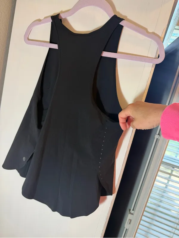 Lululemon Size 2 Black Tank Lightweight Reflective Details Open Back Lululemon! - Image 3