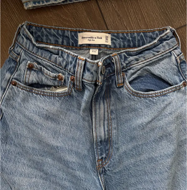 Abercrombie High-Rise Taper Curve Love Jeans - Image 2