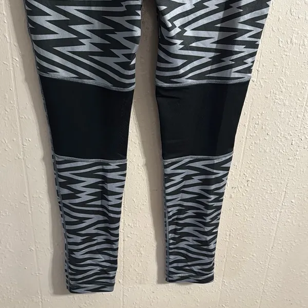 Nike Black and Gray Patterned Leggings - Image 5