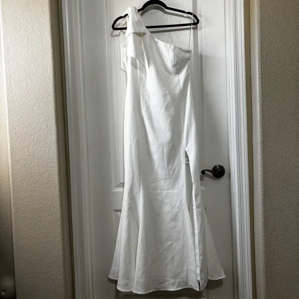 PETAL & PUP CHARMED ONE SHOULDER MIDI DRESS OFF WHITE Size S - Image 2