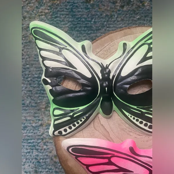 Vintage dead stock plastic butterfly green and pink Halloween costume face masks - Image 3