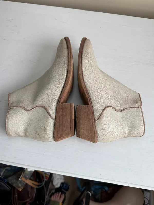 Frye Carson Piping Off-White Leather Crackled Vintage Chelsea Casual Ankle Boots - Image 5
