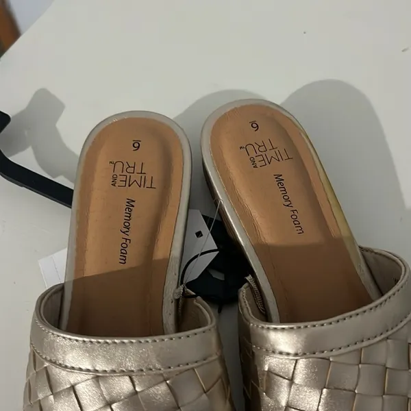 New Time & Tru Women’s Gold Woven Memory Foam Mule Sandals Size 6 NWT - Image 5