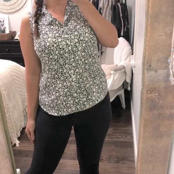 Banana Republic classic fit size small floral top - Image 2