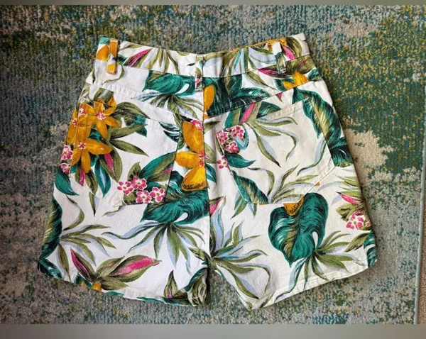 Vintage 90s jungle floral denim cotton jean shorts, size 4/6 - Image 6
