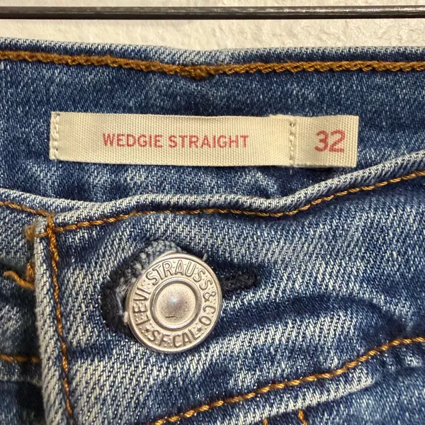 Levi’s Medium Wash Wedgie Straight Crop Jeans Sz 32 - Image 5