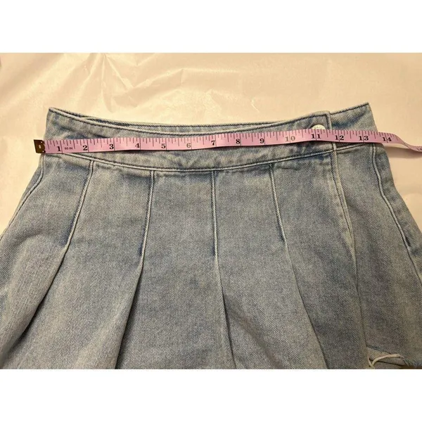 Mid Rise Pleated Denim Mini Skirt. Size 24. - Image 5