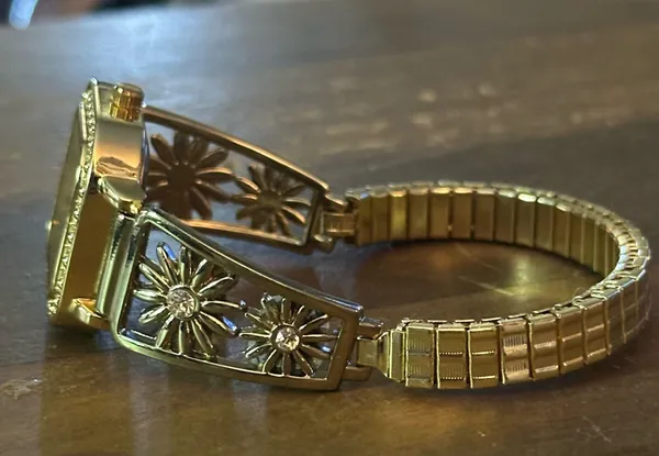 Gold tone flower band Quartz analog watch - Image 7