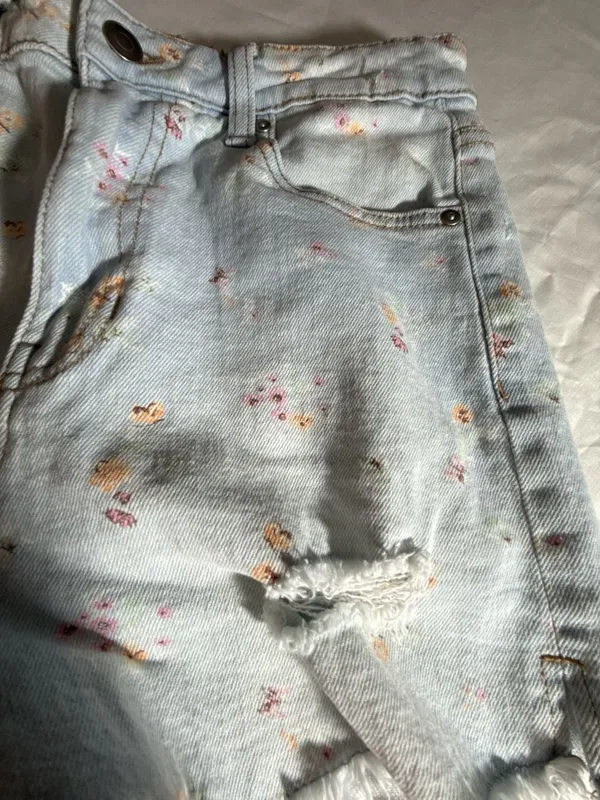 Celebrity Pink Floral Print High-Rise Distressed Cut-Off Jean Shorts Size 7/28 - Image 4