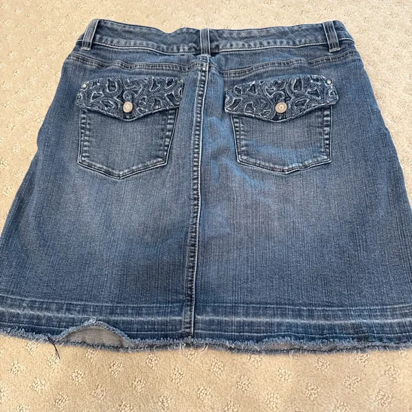 White House Black Market Size 4 Denim Skirt Embroidered Back Pockets - Image 4