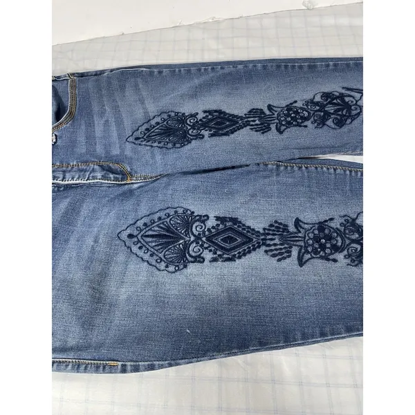 Bandolino Embroidered Skinny Jeans Women’s Size 12 Medium Wash Frayed Cuff Boho - Image 3
