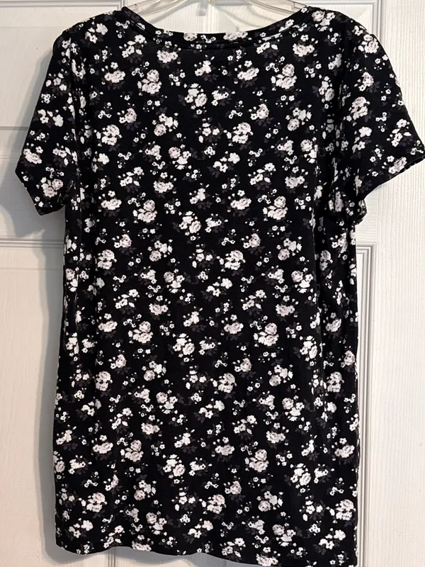 Victoria’s Secret Pink Black Perfect V-Neck Short Sleeve Purple Floral Print Tee - Image 3
