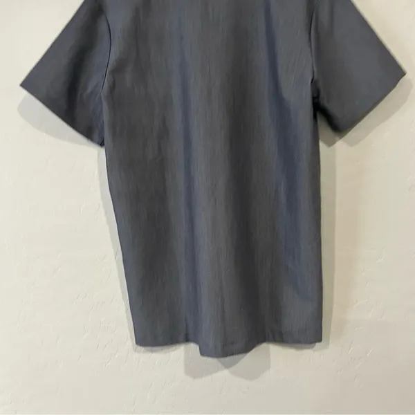 FIGS Technical Collection Scrub Top Gray Small V-Neck Pocket Excellent Uniform - Image 5