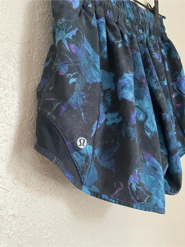 Lululemon Hotty Hot Short II Size 4 Floral Shift Blue Multi / Black - Image 10