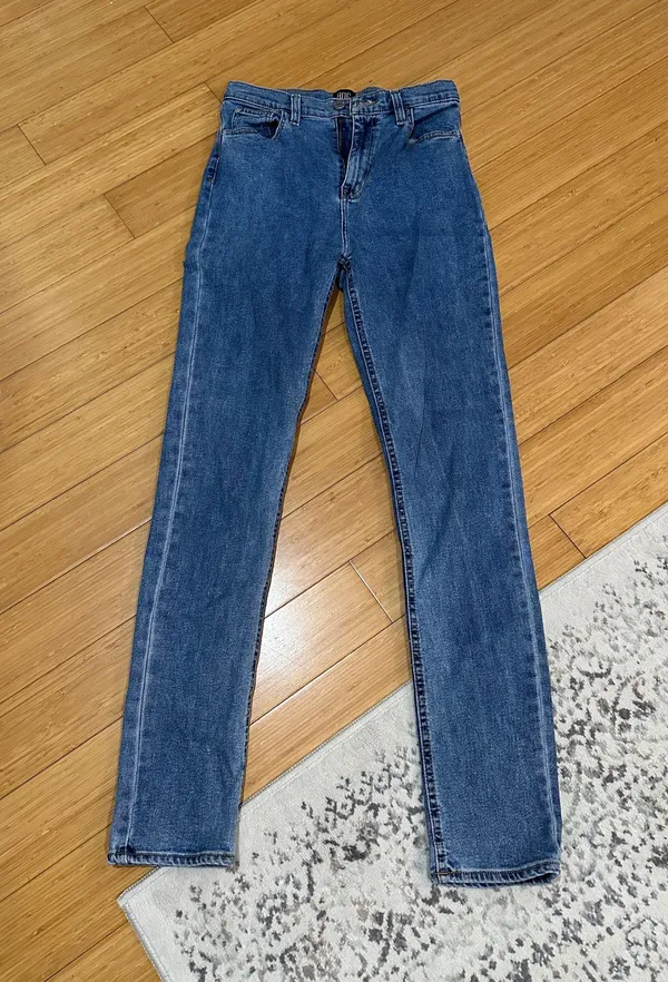 BDG Girlfriend High-Rise Jeans - Image 4