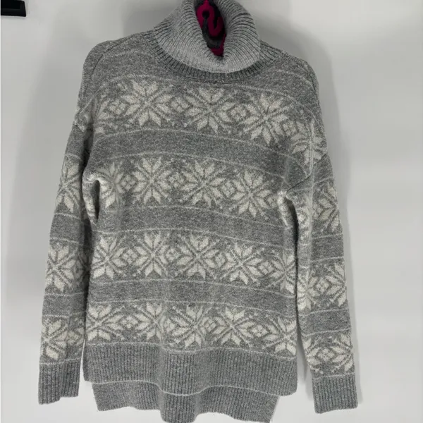 Cupcakes & Cashmere Super Soft Snowflake Sweater - Image 7
