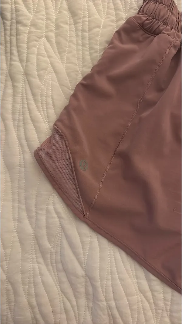 lululemon hotty hot shorts 4’ - Image 3