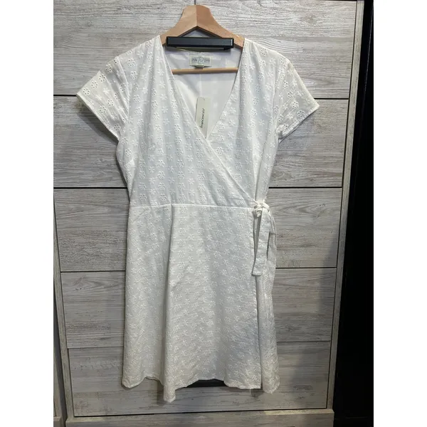Jun & Ivy Francescas White Eyelet Wrap Mini Dress Jossalin Floral V-Neck Small - Image 2