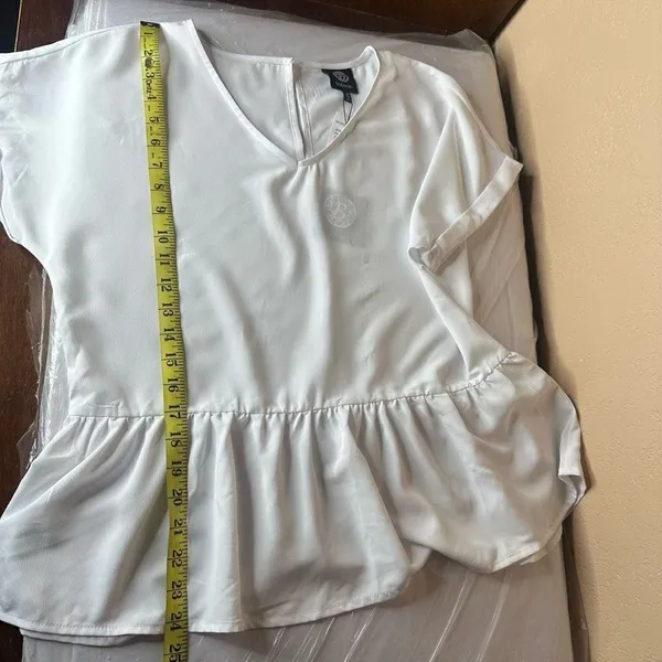 Bobeau Solid V-Neck Ruffle Hem Blouse Size Medium - Image 7