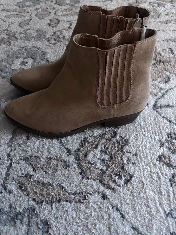 Universal Threads Women's Alena Western Memory Foam Boots - Tan Size 8.5. NWT. Has some minor scuffs from storage that can be easily cleaned. No damage. - Image 2