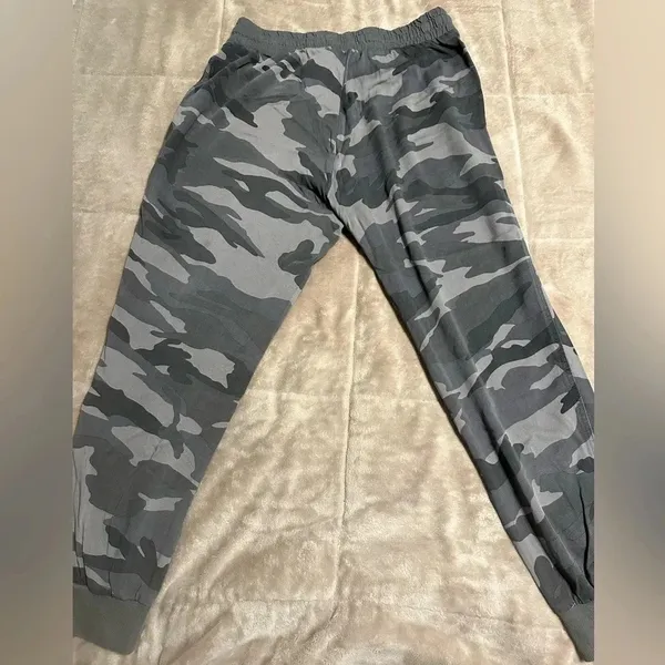 Splendid Camo Lightweight Joggers Size Medium - Image 4