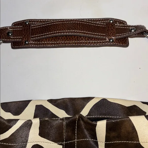 Source Unknown BROWN & CREAM FAUX LEATHER GIRAFFE PRINT DESIGN BIG BUCKET BAG SILVER HARDWARE - Image 8