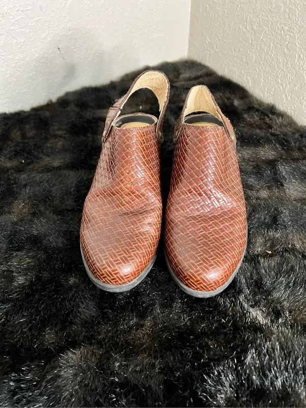 Ariat Women’s Size 7.5 Woven Brown Leather Slides Mules Strap Style 94024 - Image 2