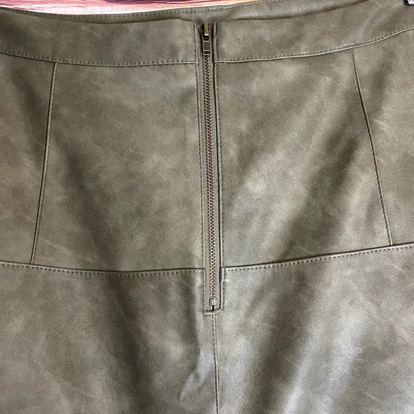 Stella Luce Faux Leather Sage Green Skirt with Pockets. Size Large. - Image 7