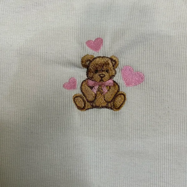 Riley & James Small White Ribbed Short Sleeve Embroidered Teddy Bear With Hearts - Image 2