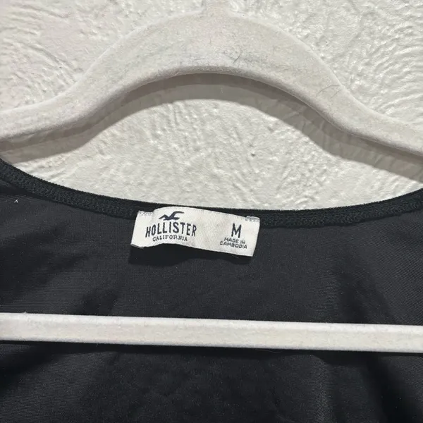 Hollister velvet long sleeve sweetheart top size medium - Image 2