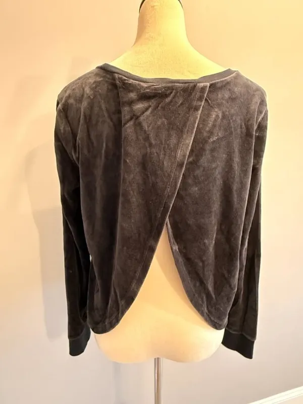 Victoria's Secret women's medium black/pink velour sweater - Image 4