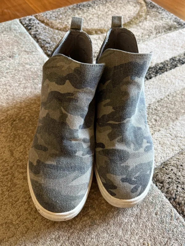 Camo wedge sneaker Size 10 - Image 4