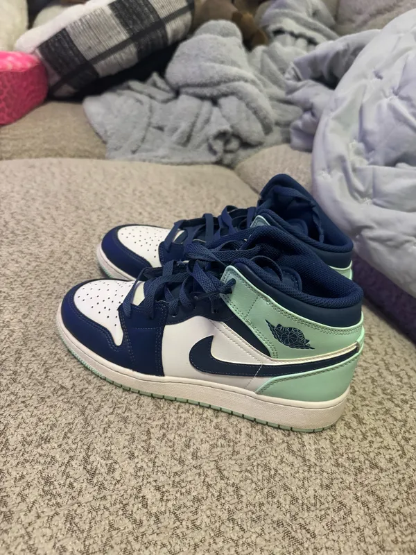 Women’s nike jordan mids  - Image 3