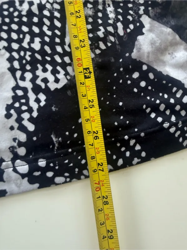 lululemon Dynamic Black White Graphic Tank Top Racerback Tank size 8 - Image 6