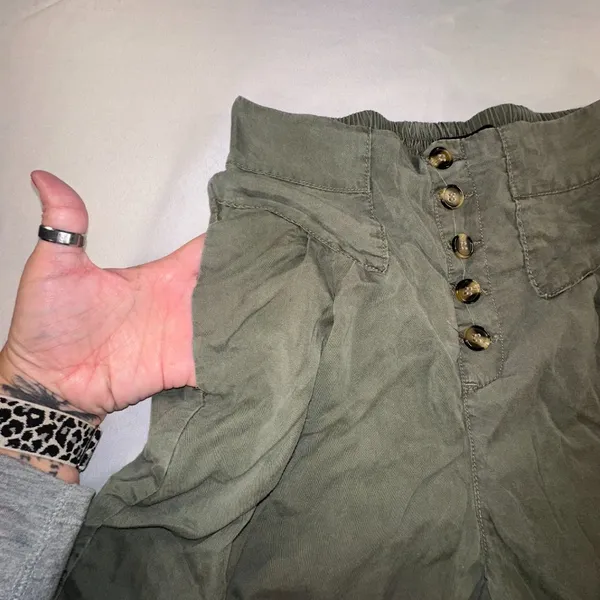 one 5 one - Army Green Gaucho Capri Pants Women's Size Medium Palazzo Cullotes - Image 3