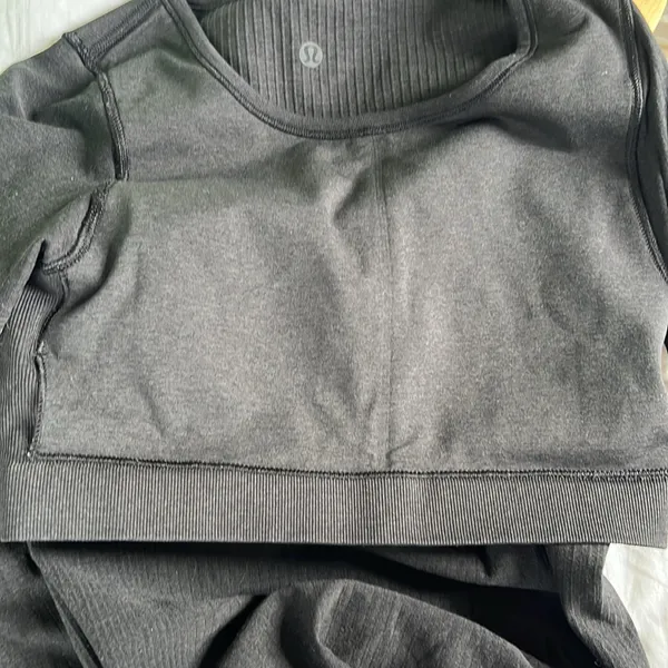 Lululemon ribbed gray cropped long sleeve top built in bra size 6 - Image 5