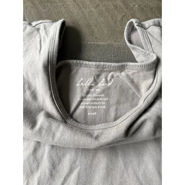 Bella Bird Women's Gray Basic Tee Tank Top‎ size Small - Image 4