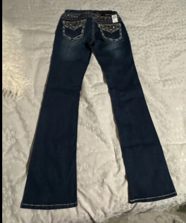 Women's Sequin Embellished Pockets Low Rise Bootcut Stretch Jeans - Image 10