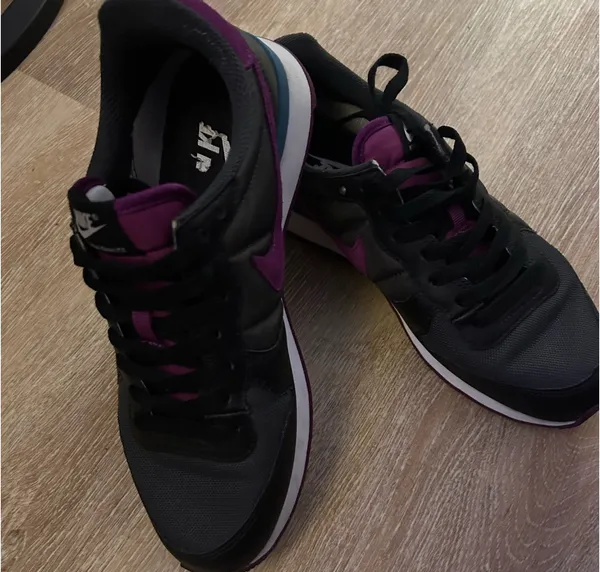 Nike Internationalist Women's FashNike Internationalist Women's Fashion Sneakers - Image 3
