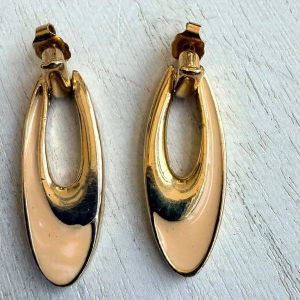 Vintage 1980s Gold Tone Omega Necklace & Matching Earrings Set - Image 5