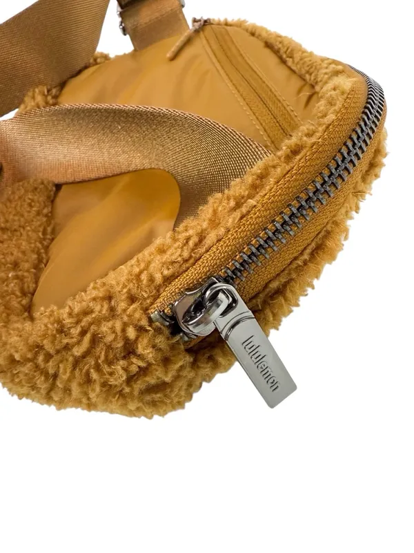 Lululemon Everywhere Belt Bag‎ 1L Fleece Burnt Caramel Sherpa - Image 7