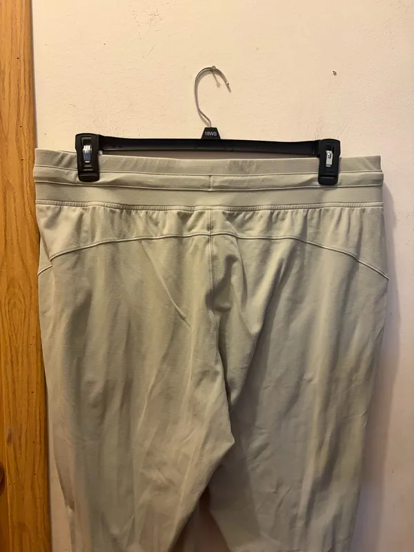 (16) Lululemon joggers  - Image 5