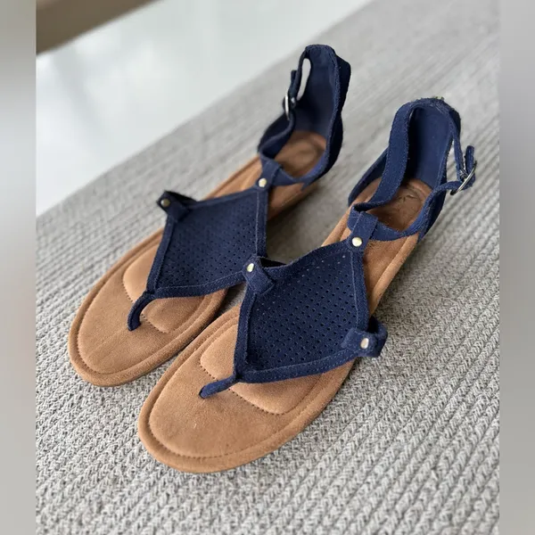 Koolaburra by Ugg Navy Blue Perforated Suede Wedge Sandals Sz 9.5 - Image 2