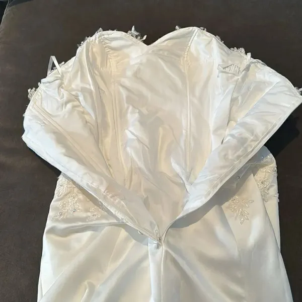 Women’s White Wedding Dress Zip Up Back Train Size 4 NWT - Image 9