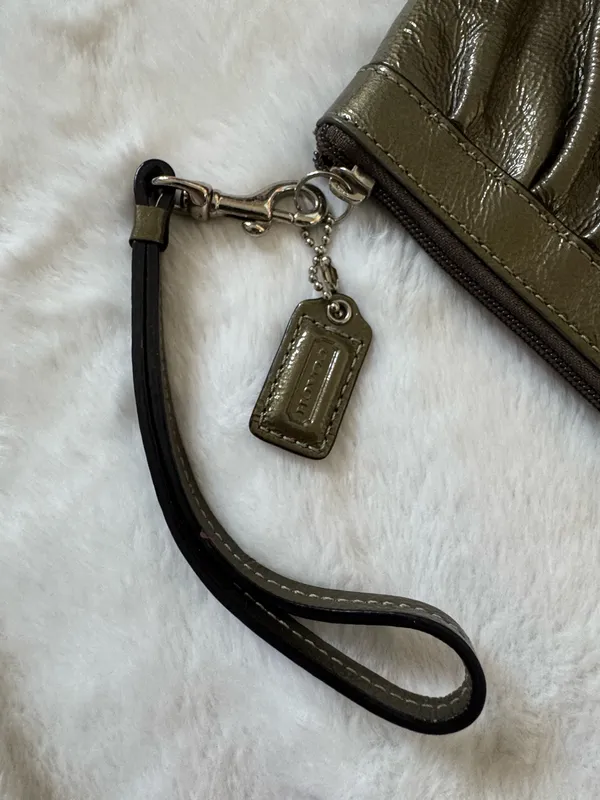 Coach Vintage Wristlet olive green patent leather - Image 5
