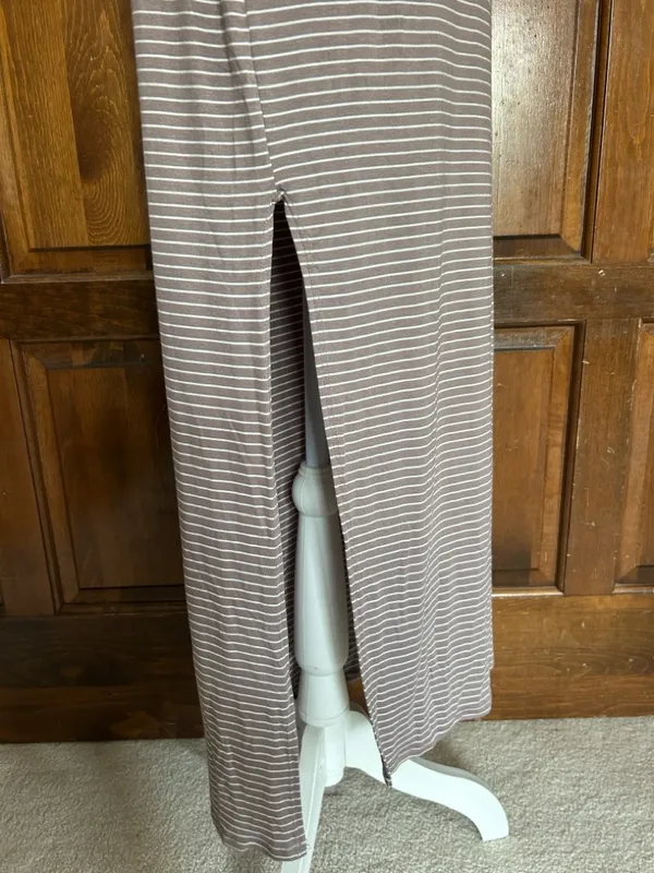 NWT Olivia Rae Maxi Dress Medium‎ Brown White Striped Side Slit Short Sleeve - Image 3